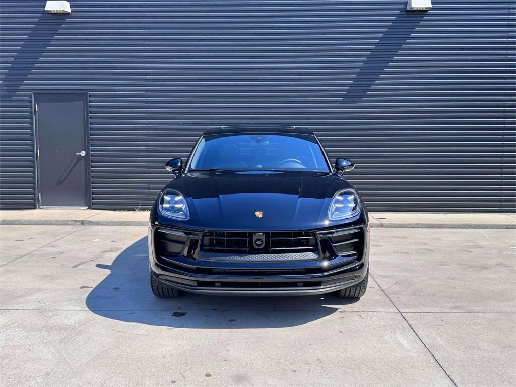Certified 2025 Porsche Macan AWD/4WD image 10