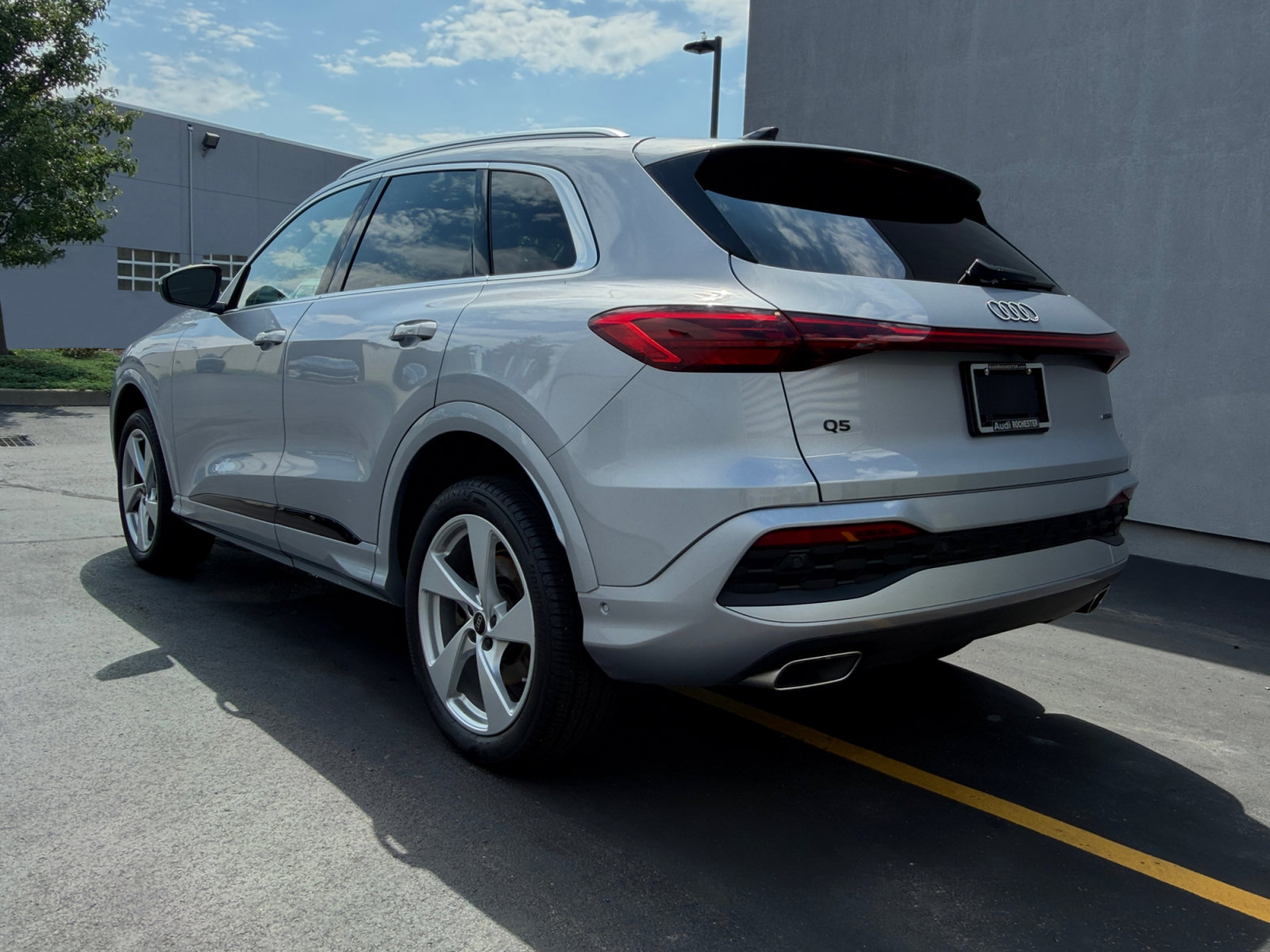 Used 2025 Audi Q5 Premium Plus w/ Premium Plus AWD/4WD image 3