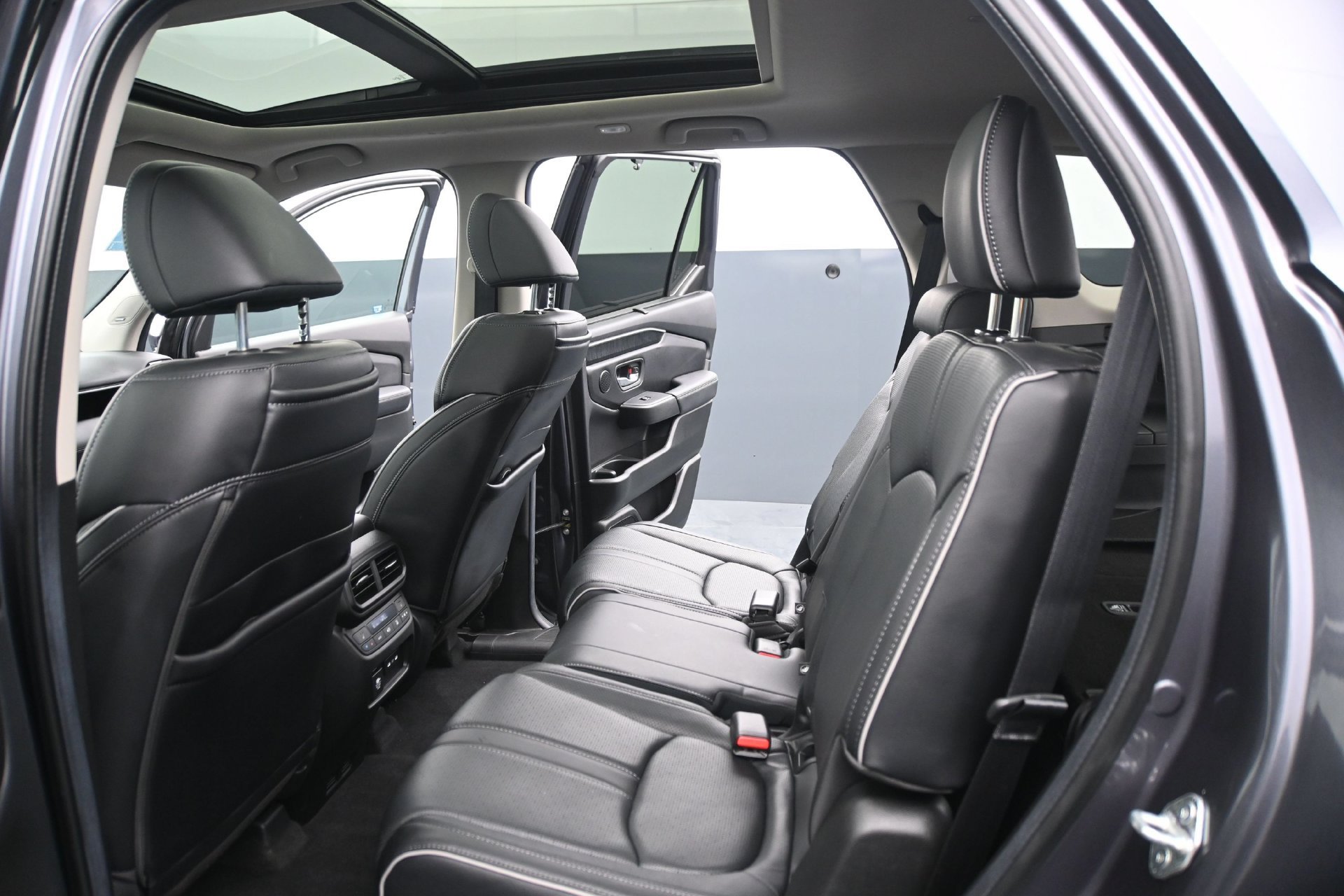 Used 2025 Honda Pilot Touring image 17