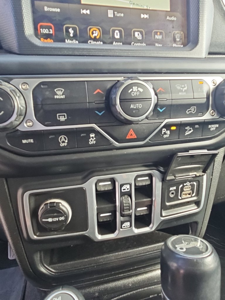 Used 2018 Jeep Wrangler Unlimited Sahara AWD/4WD image 17