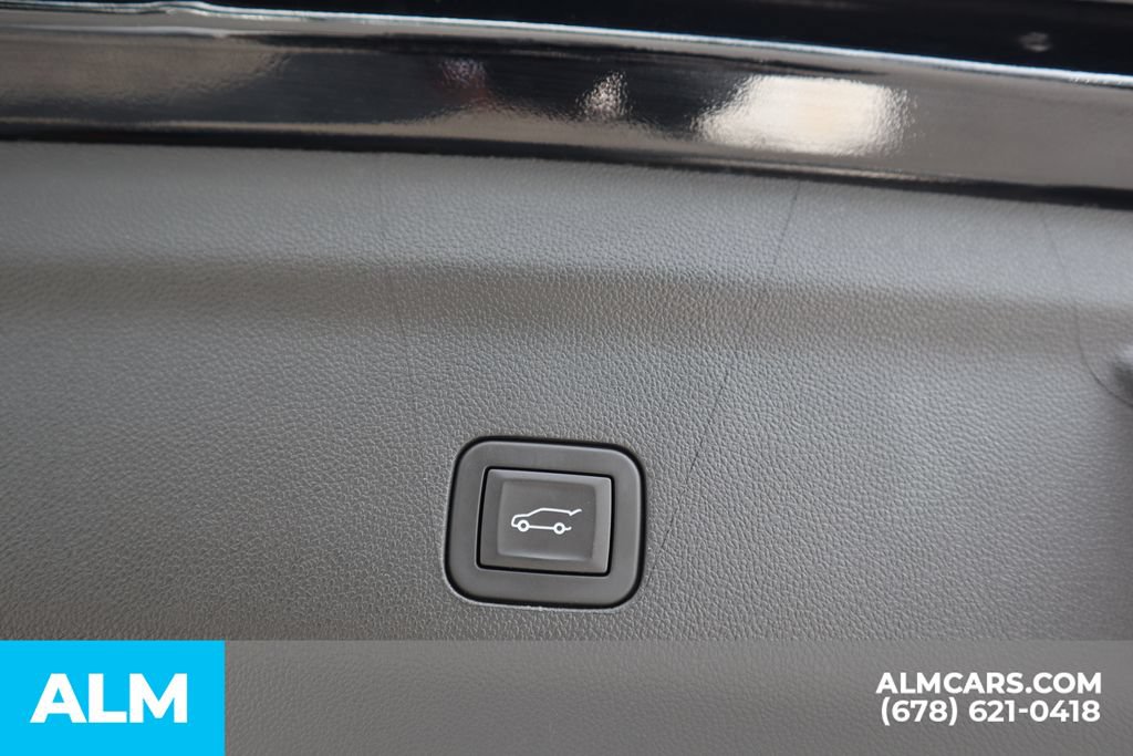 Used 2025 GMC Yukon Denali RWD image 22