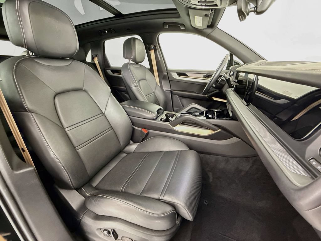 Certified 2024 Porsche Cayenne AWD/4WD image 29