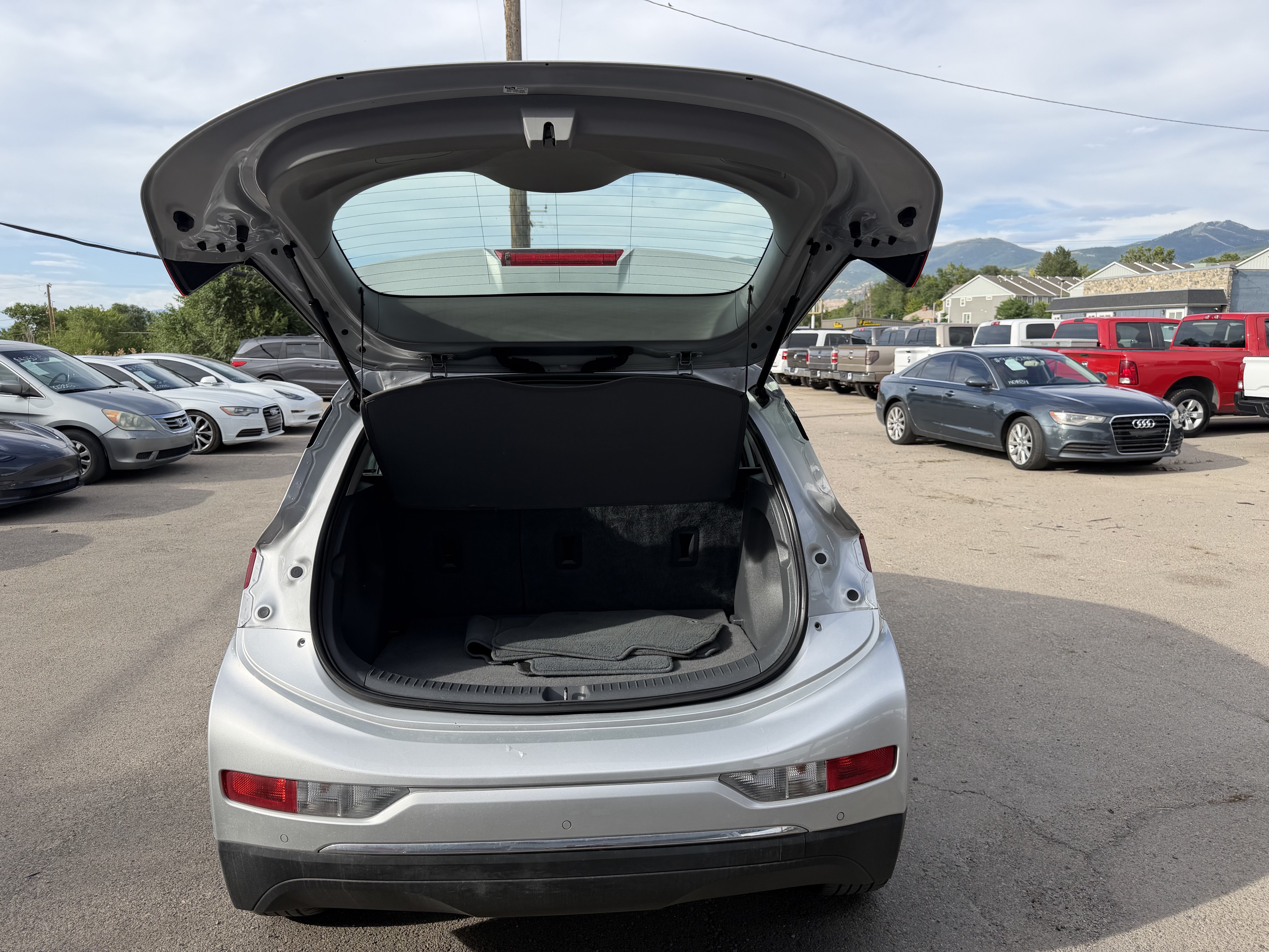 Used 2019 Chevrolet Bolt Premier w/ Infotainment Package FWD image 19