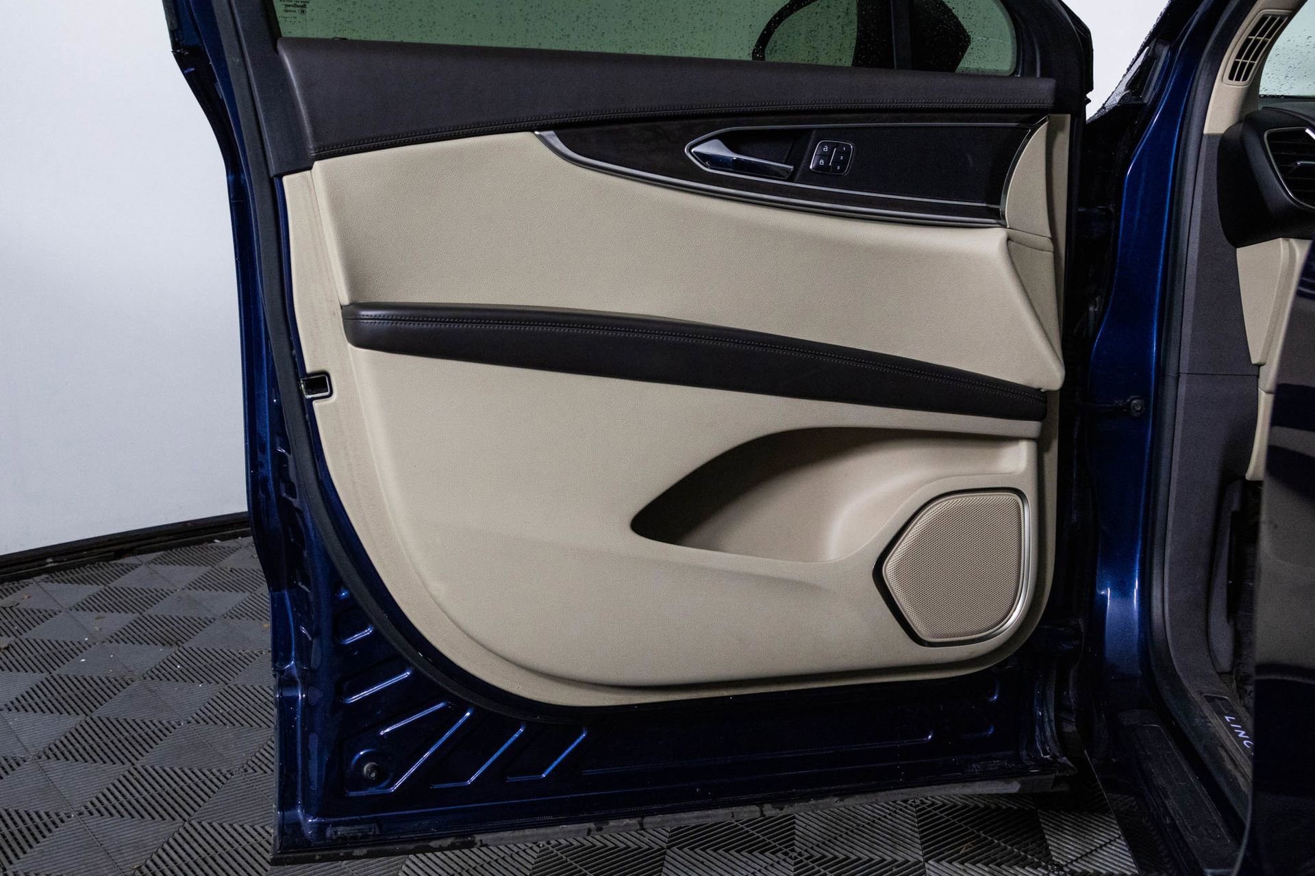 Used 2017 Lincoln MKX Reserve image 33