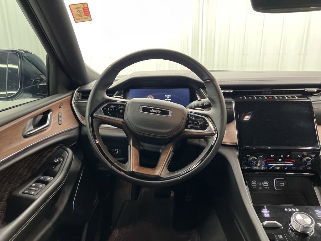 Used 2025 Jeep Grand Cherokee Summit w/ Luxury Tech Group V image 14