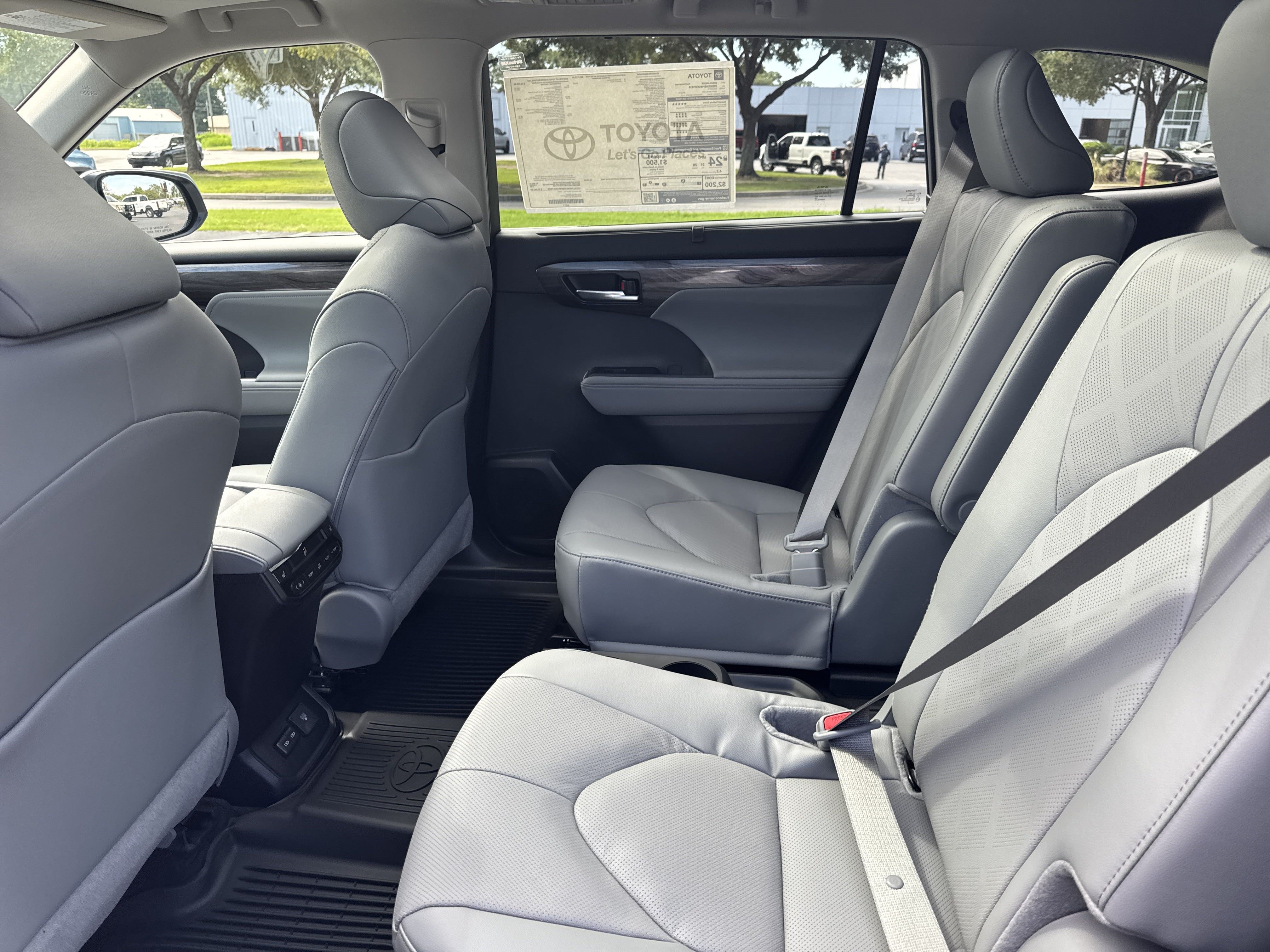 New 2025 Toyota Highlander Platinum AWD/4WD image 24