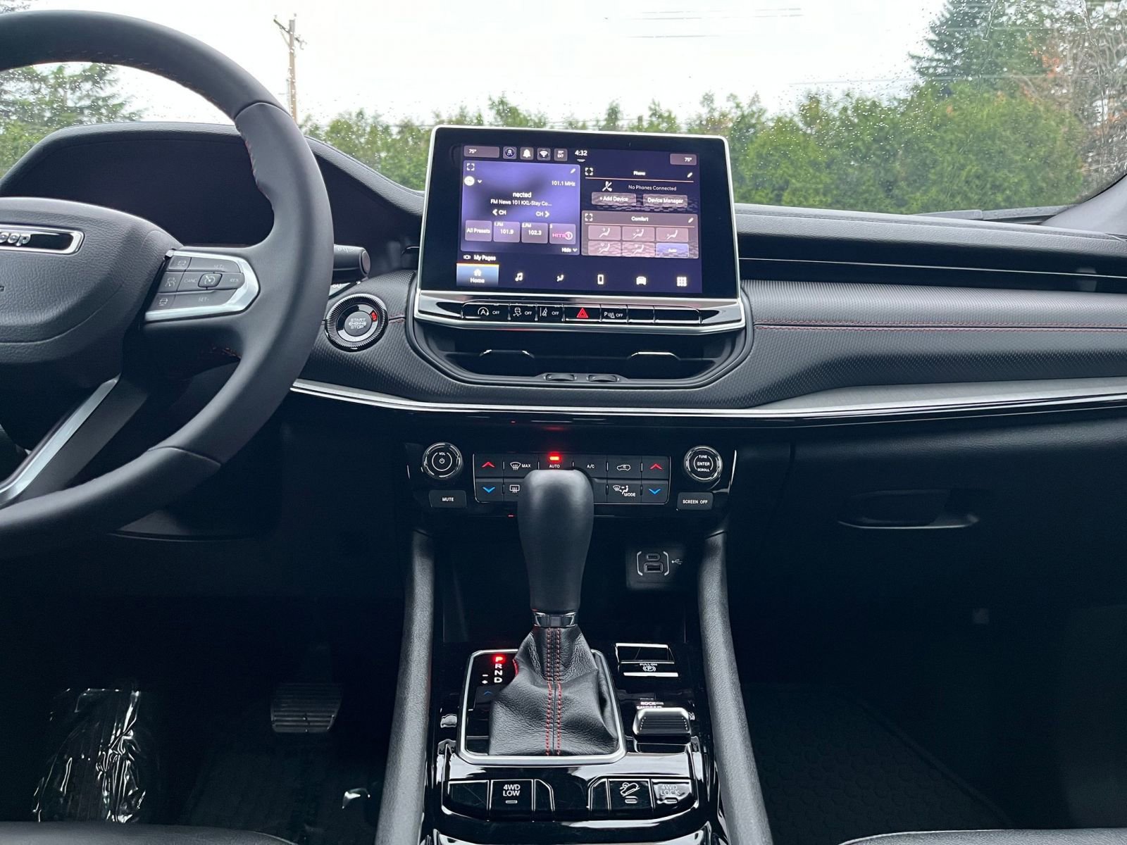 Used 2025 Jeep Compass Trailhawk image 21