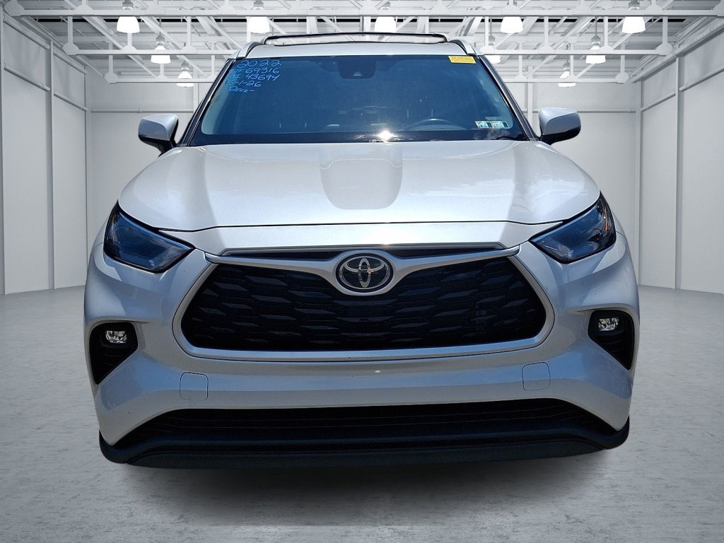 Used 2022 Toyota Highlander XLE AWD/4WD image 2