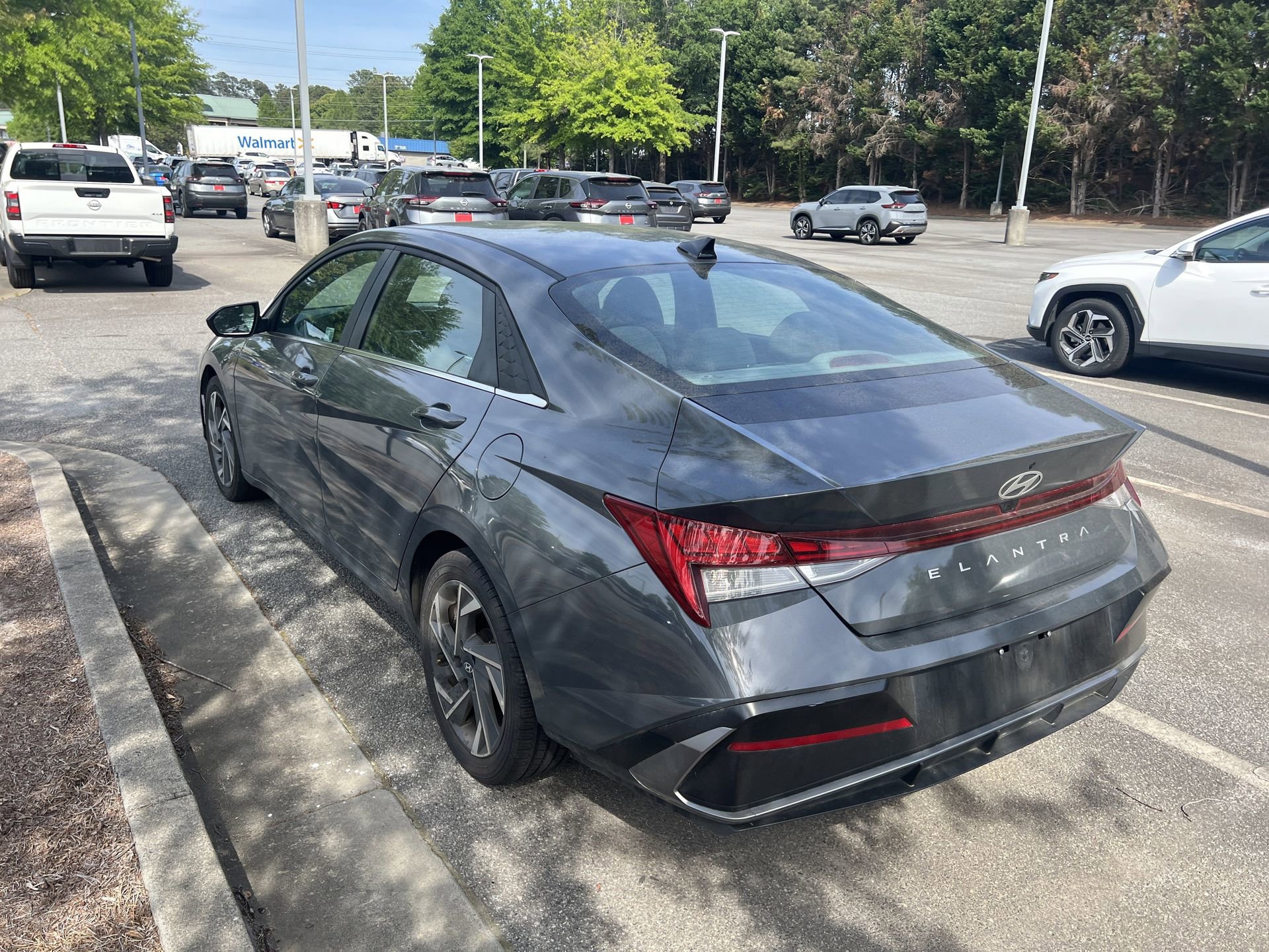 Used 2025 Hyundai Elantra SEL image 2