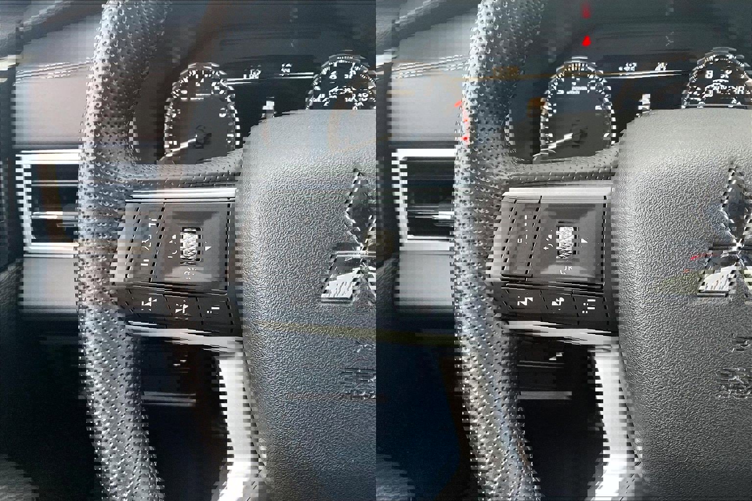 Used 2025 Mitsubishi Outlander SE image 23