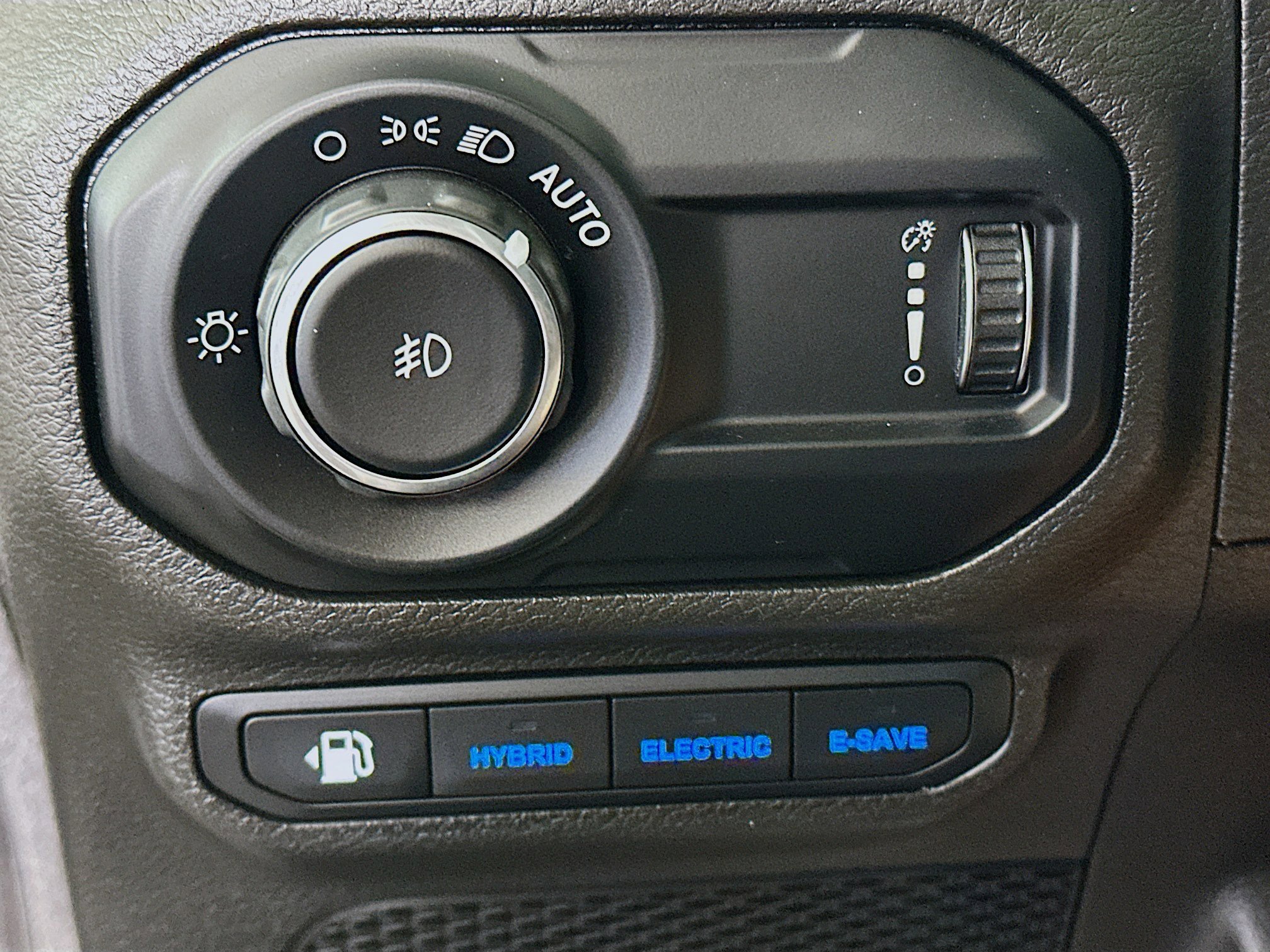 Used 2023 Jeep Wrangler Sahara w/ Cold Weather Group image 17