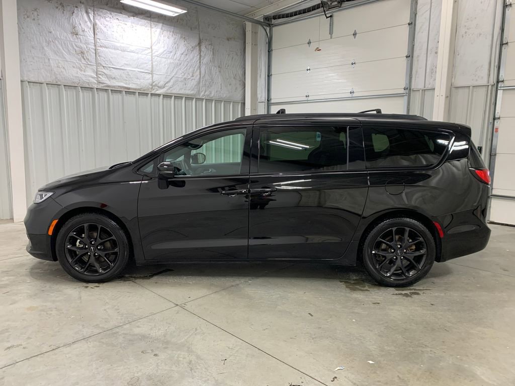 Used 2025 Chrysler Pacifica Limited image 23