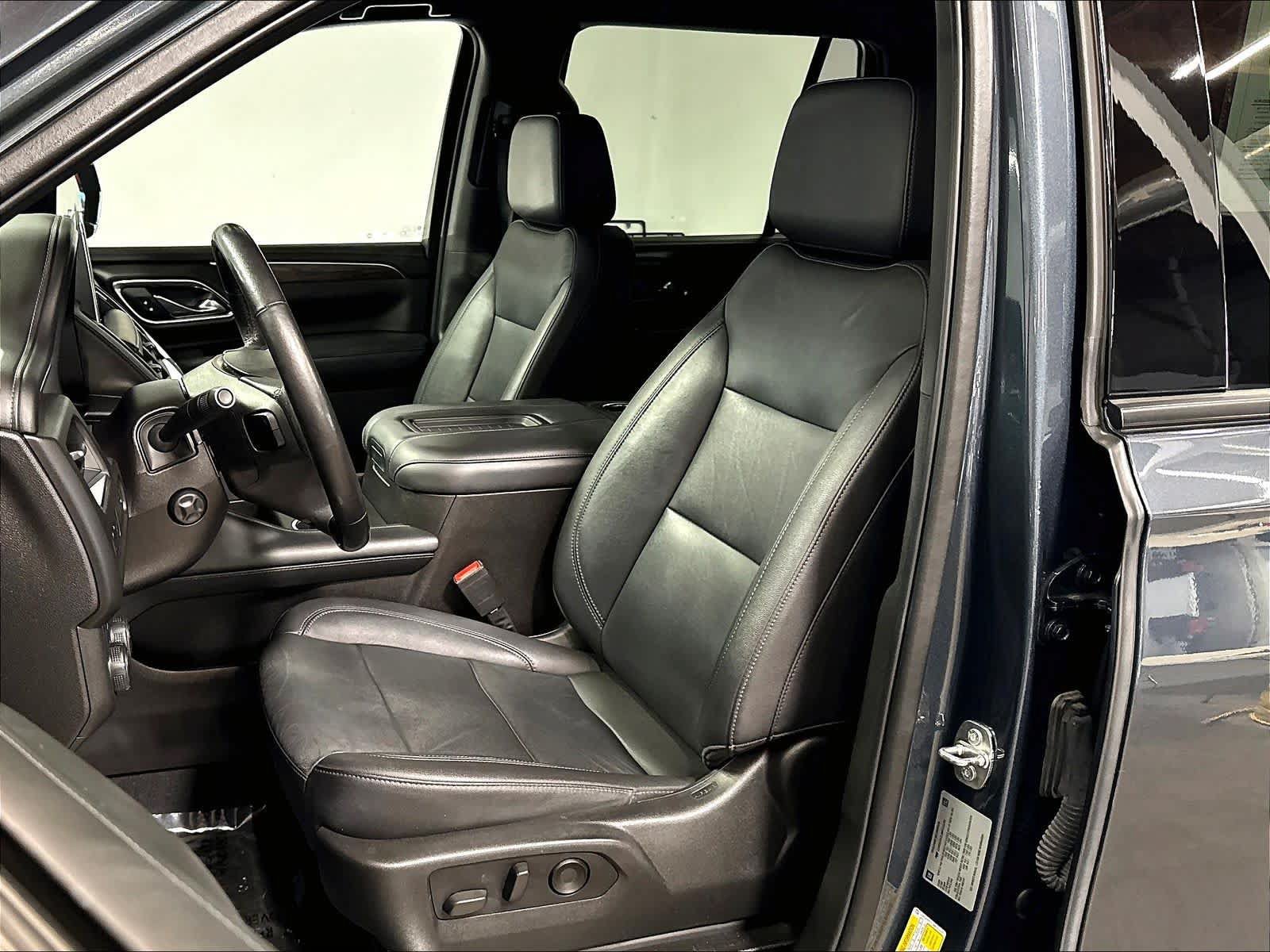 Used 2021 Chevrolet Tahoe Z71 w/ Luxury Package AWD/4WD image 27