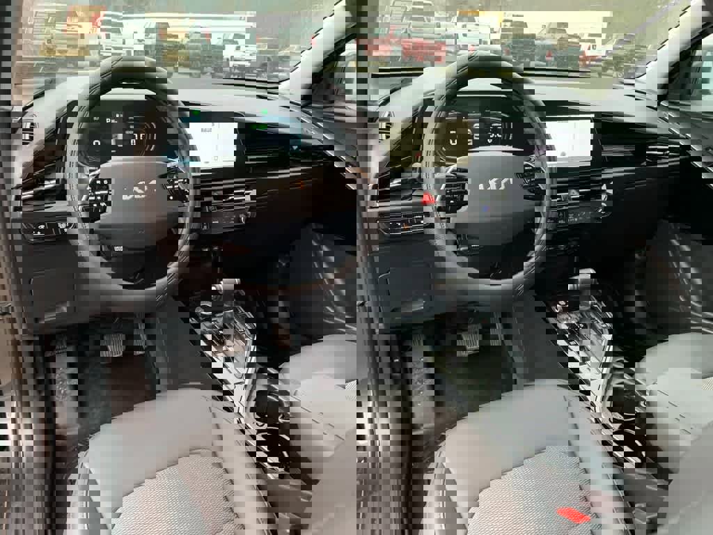 Used 2025 Kia Niro EX image 16