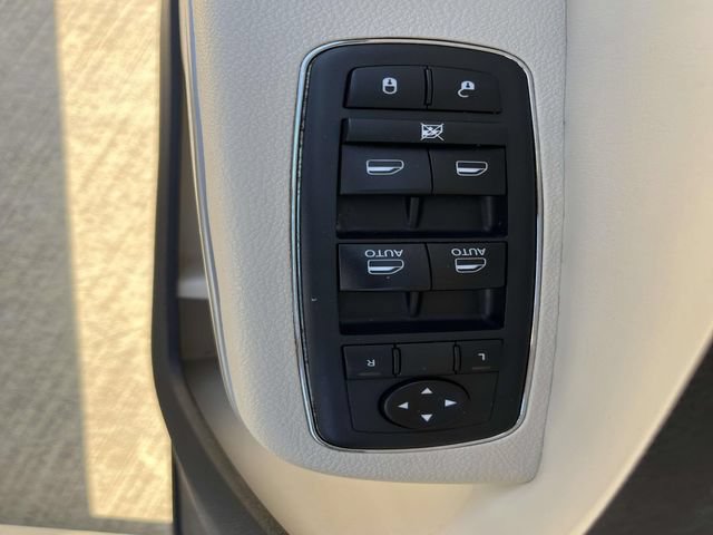 Used 2019 Chrysler 300 Touring w/ Driver Convenience Group RWD image 7