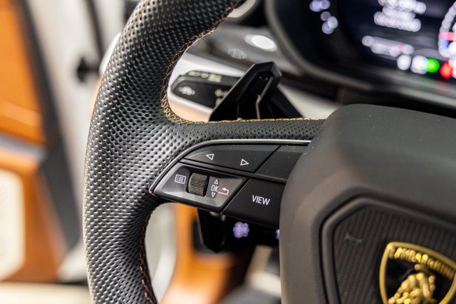 Used 2022 Lamborghini Urus AWD/4WD image 39