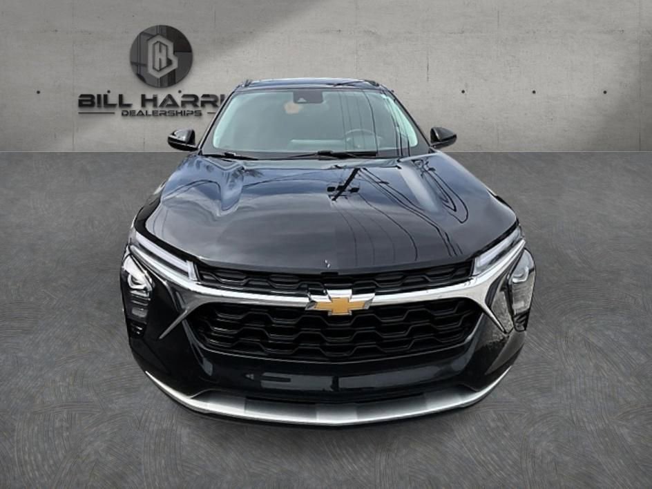 Used 2024 Chevrolet Trax LT w/ Sunroof Package image 2