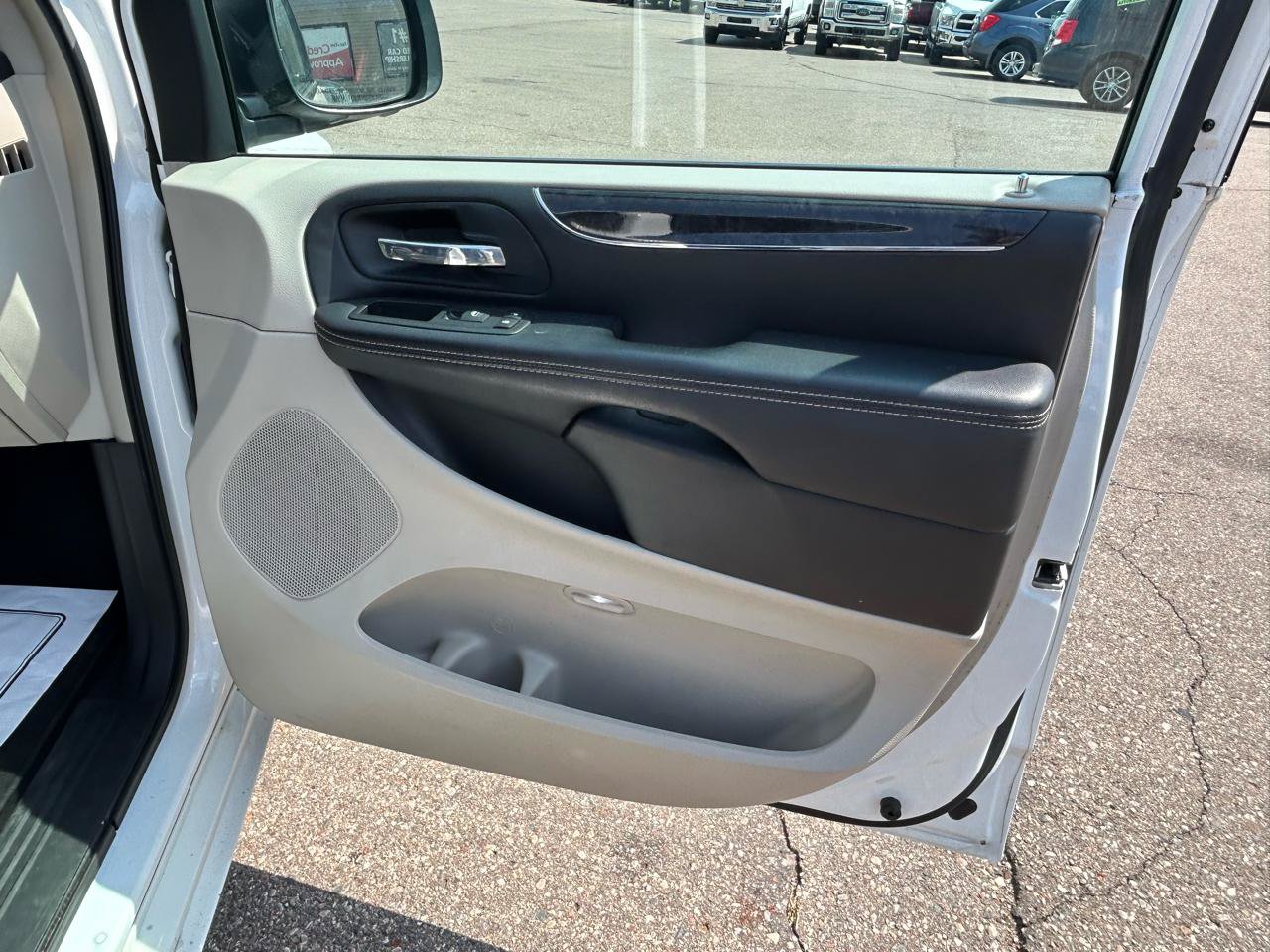 Used 2014 Chrysler Town & Country Touring FWD image 15