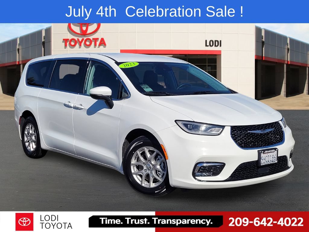 Used 2023 Chrysler Pacifica Touring-L FWD image 1