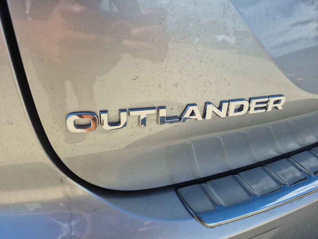 Used 2025 Mitsubishi Outlander ES image 30