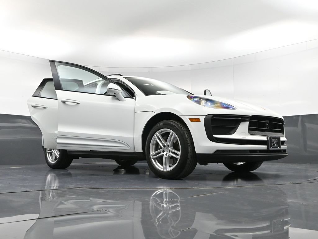 Certified 2022 Porsche Macan image 38