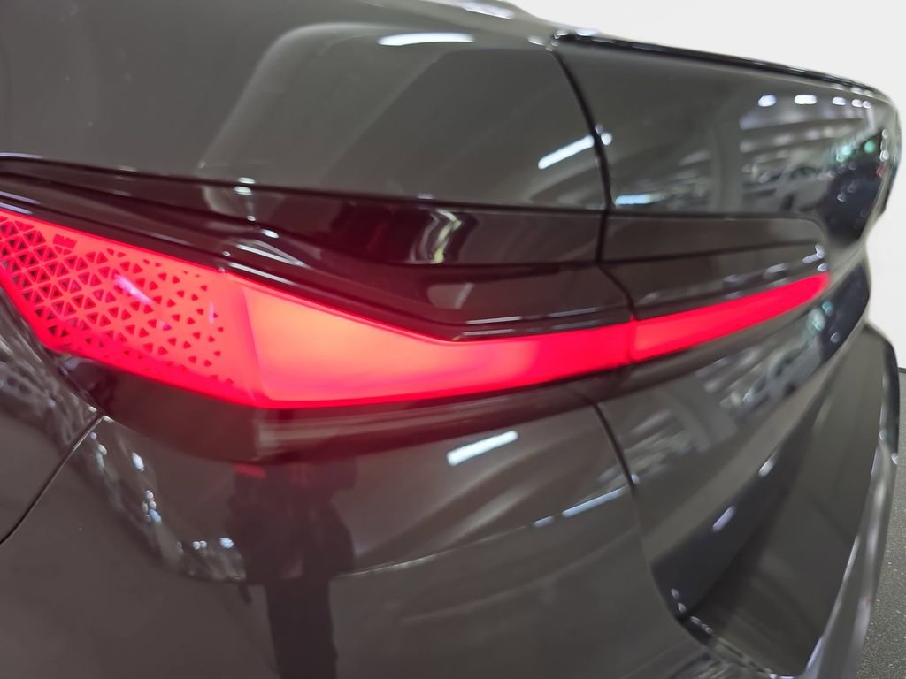 Certified 2023 BMW 740i w/ Parking Assistance Package image 33
