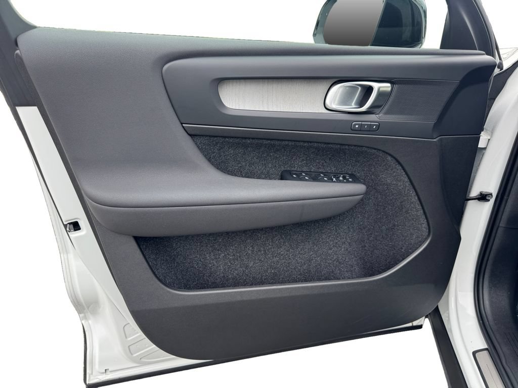 Certified 2025 Volvo XC40 B5 Plus AWD/4WD image 12