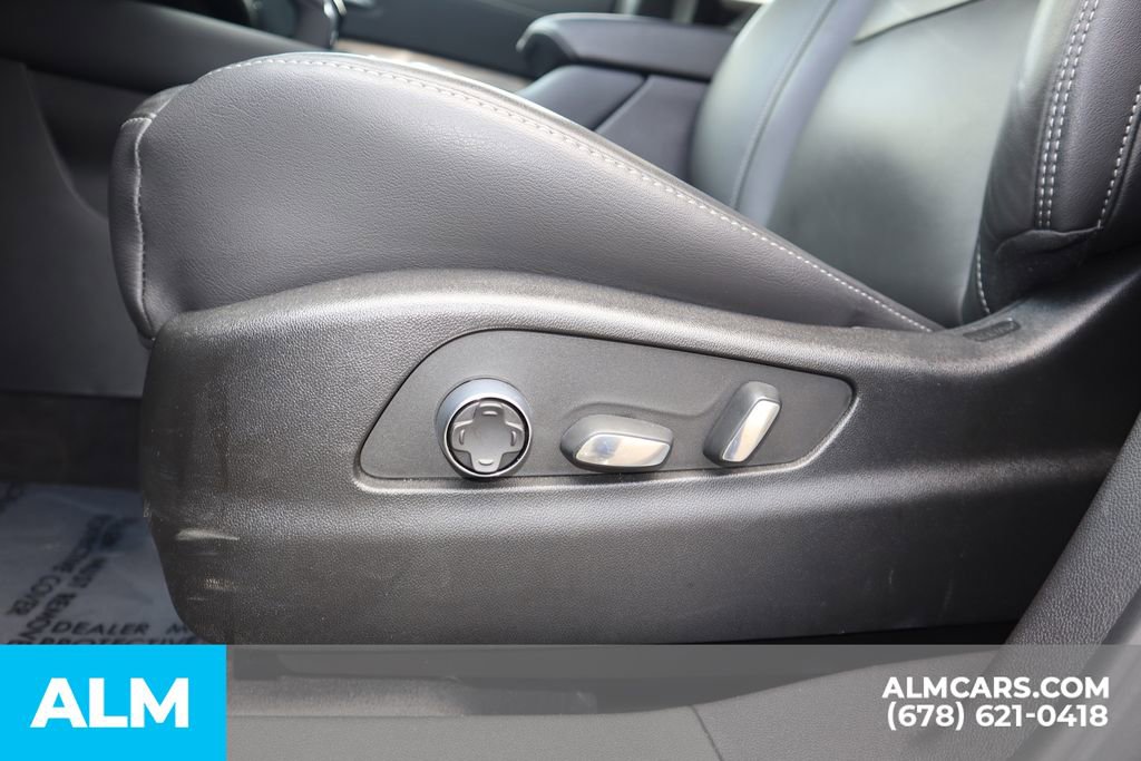 Used 2025 Cadillac XT4 Premium Luxury image 12