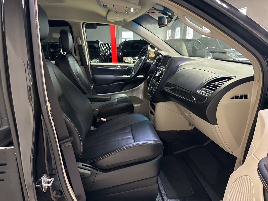 Used 2015 Chrysler Town & Country Touring image 40