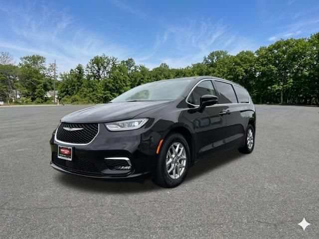 Used 2024 Chrysler Pacifica Touring-L FWD image 4
