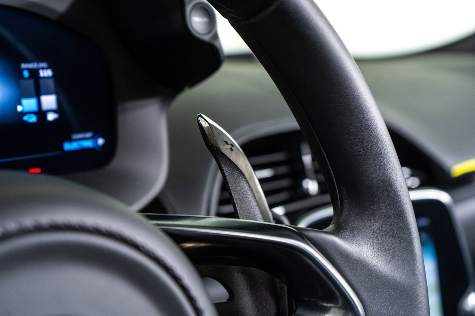 Used 2025 McLaren Artura Spider image 28