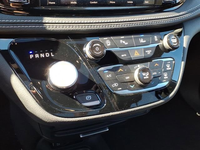 New 2026 Chrysler Pacifica Select AWD/4WD image 19