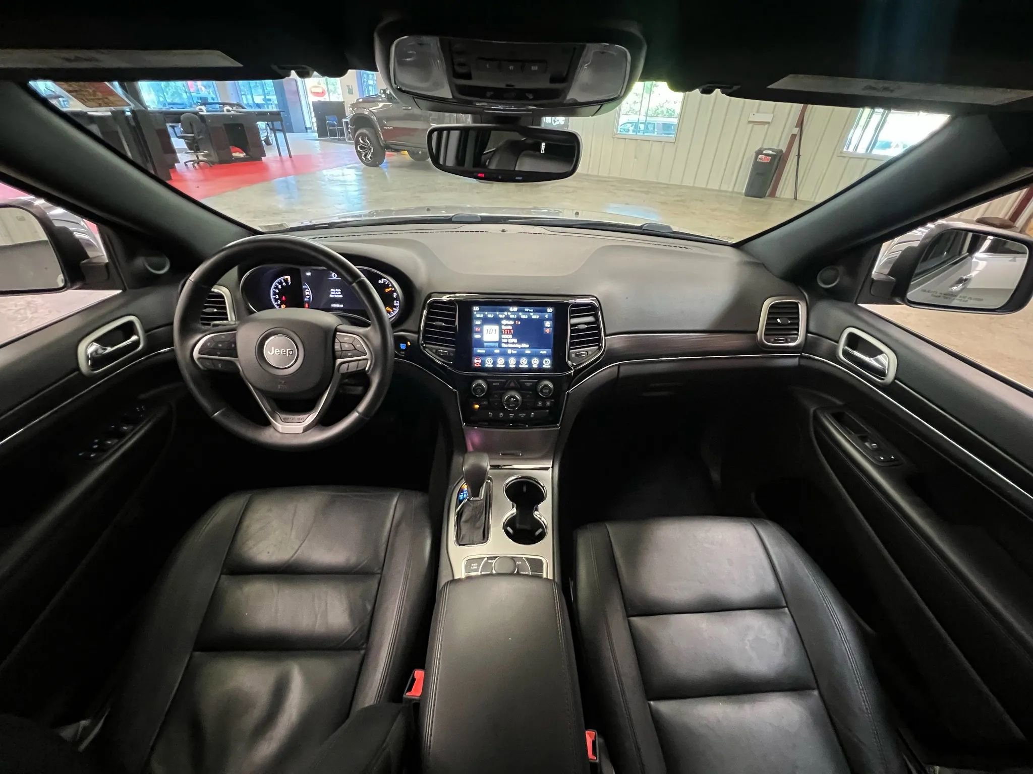 Used 2019 Jeep Grand Cherokee Limited image 2