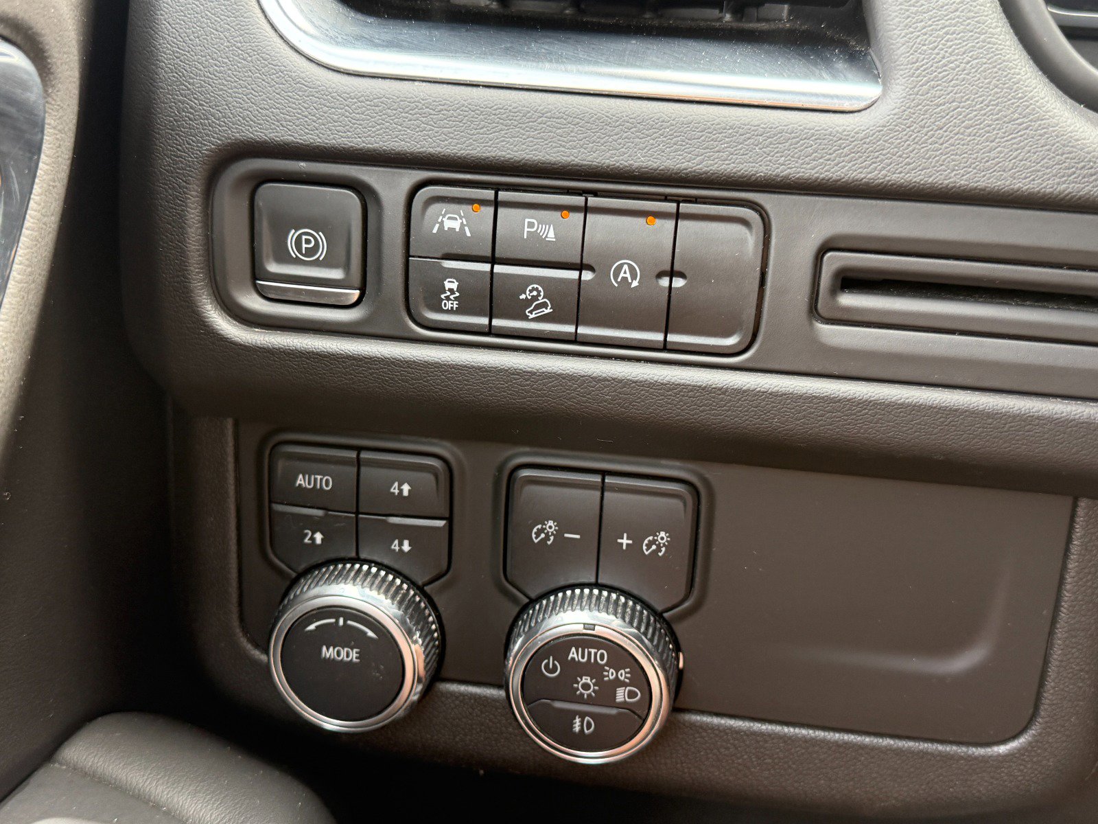 Used 2023 GMC Yukon AT4 image 32