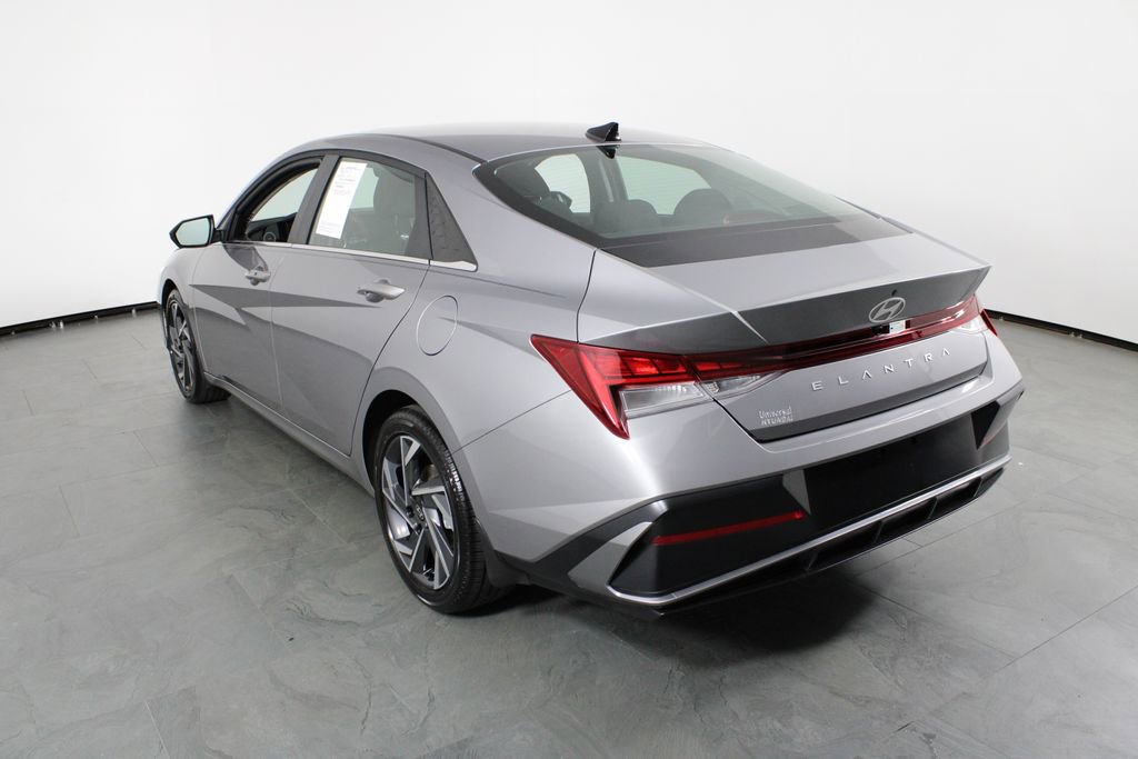 Used 2025 Hyundai Elantra SEL image 4