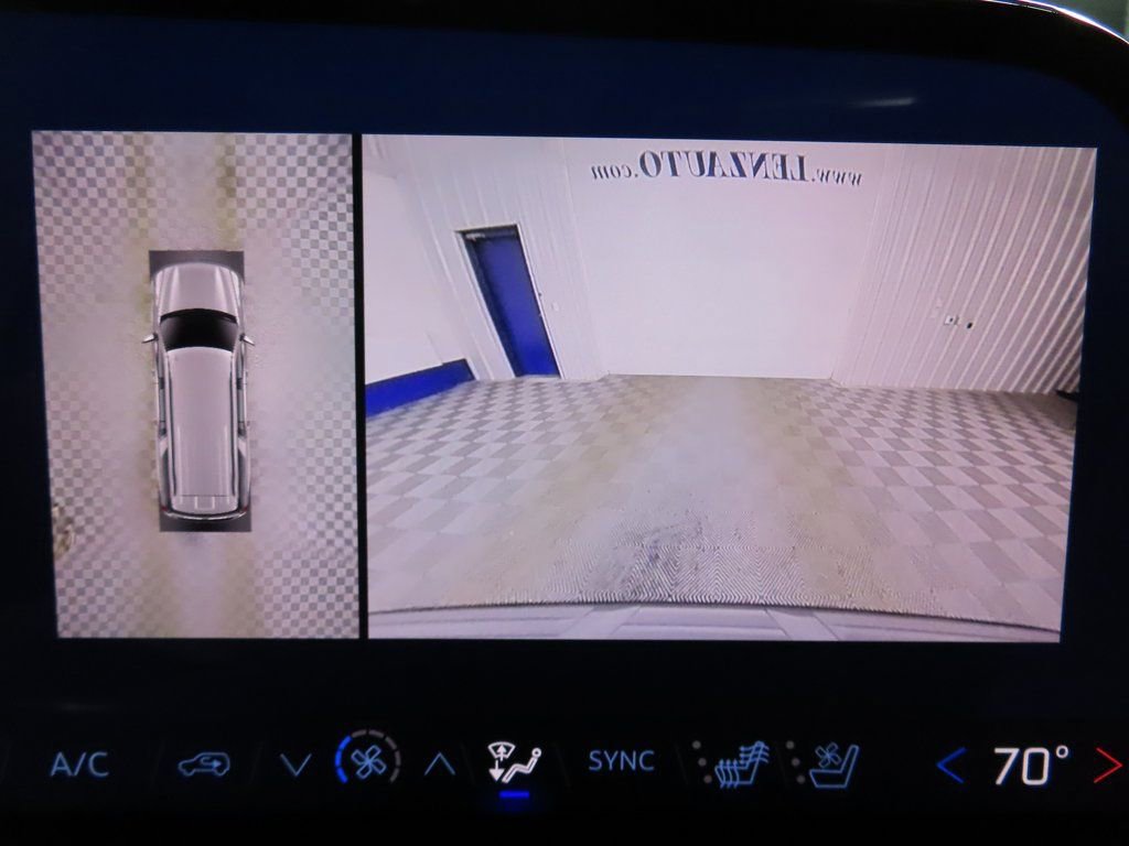 Used 2025 Chevrolet Suburban High Country AWD/4WD image 16