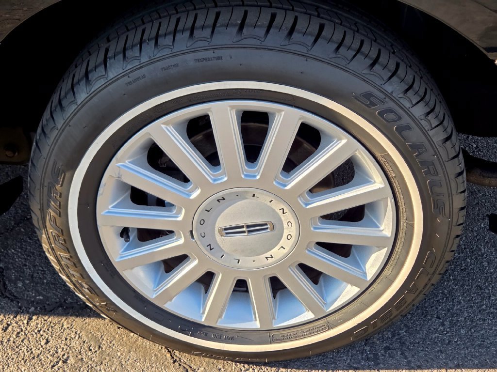 Used 2006 Lincoln Town Car Signature RWD image 10