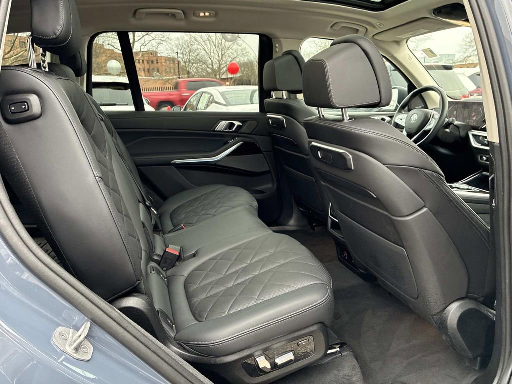 Used 2024 BMW X7 xDrive40i w/ Premium Package AWD/4WD image 11