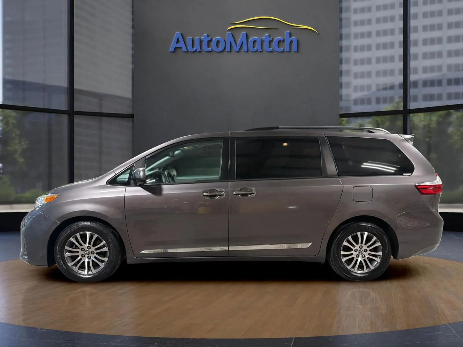 Used 2019 Toyota Sienna XLE w/ XLE Navigation Package FWD image 8