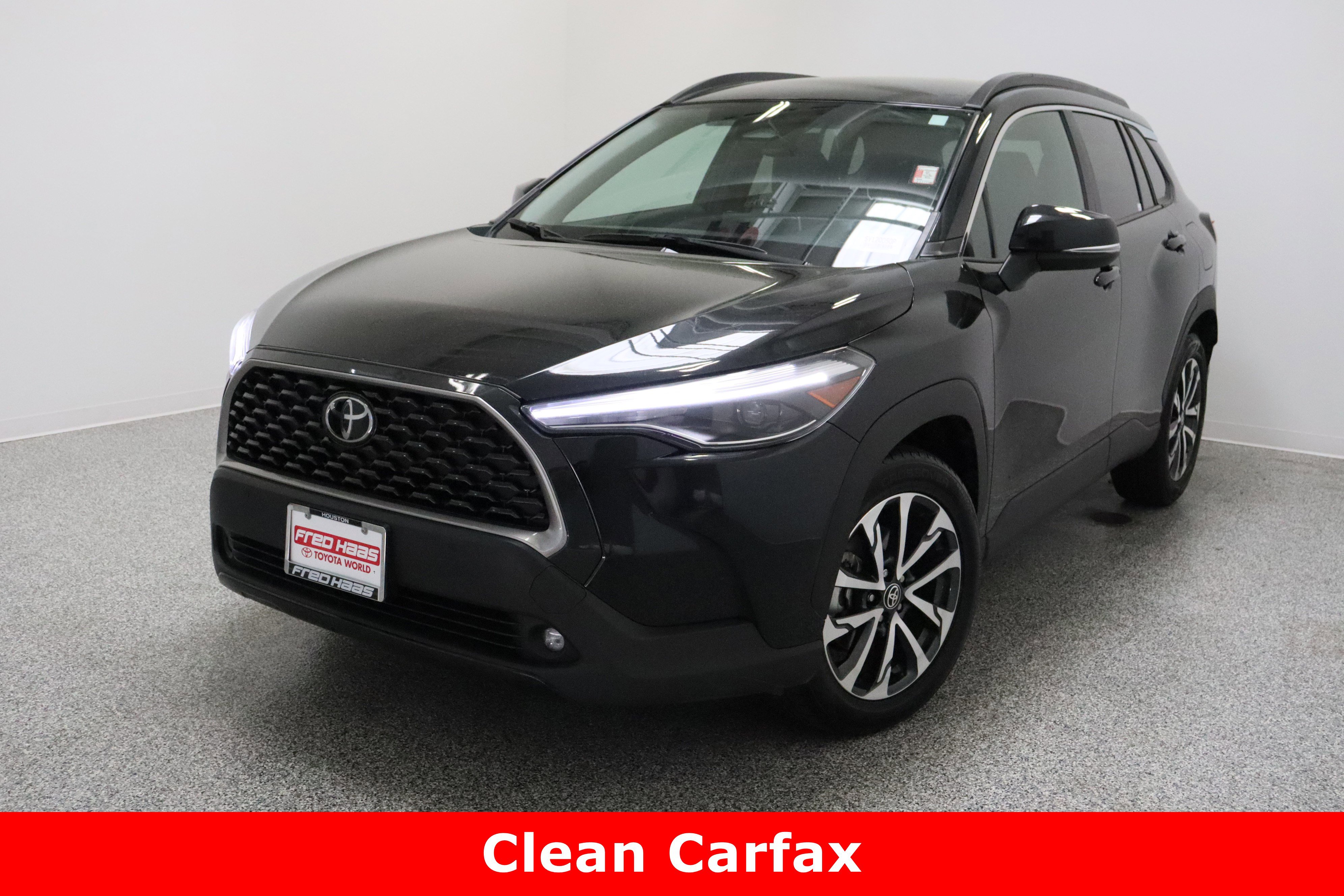 Used 2025 Toyota Corolla Cross XLE image 2