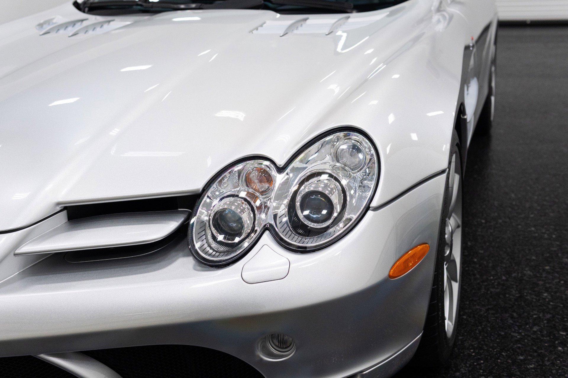 Used 2009 Mercedes-Benz SLR image 11