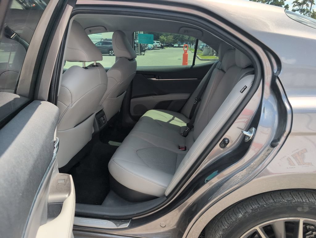 Used 2022 Toyota Camry XLE FWD image 11