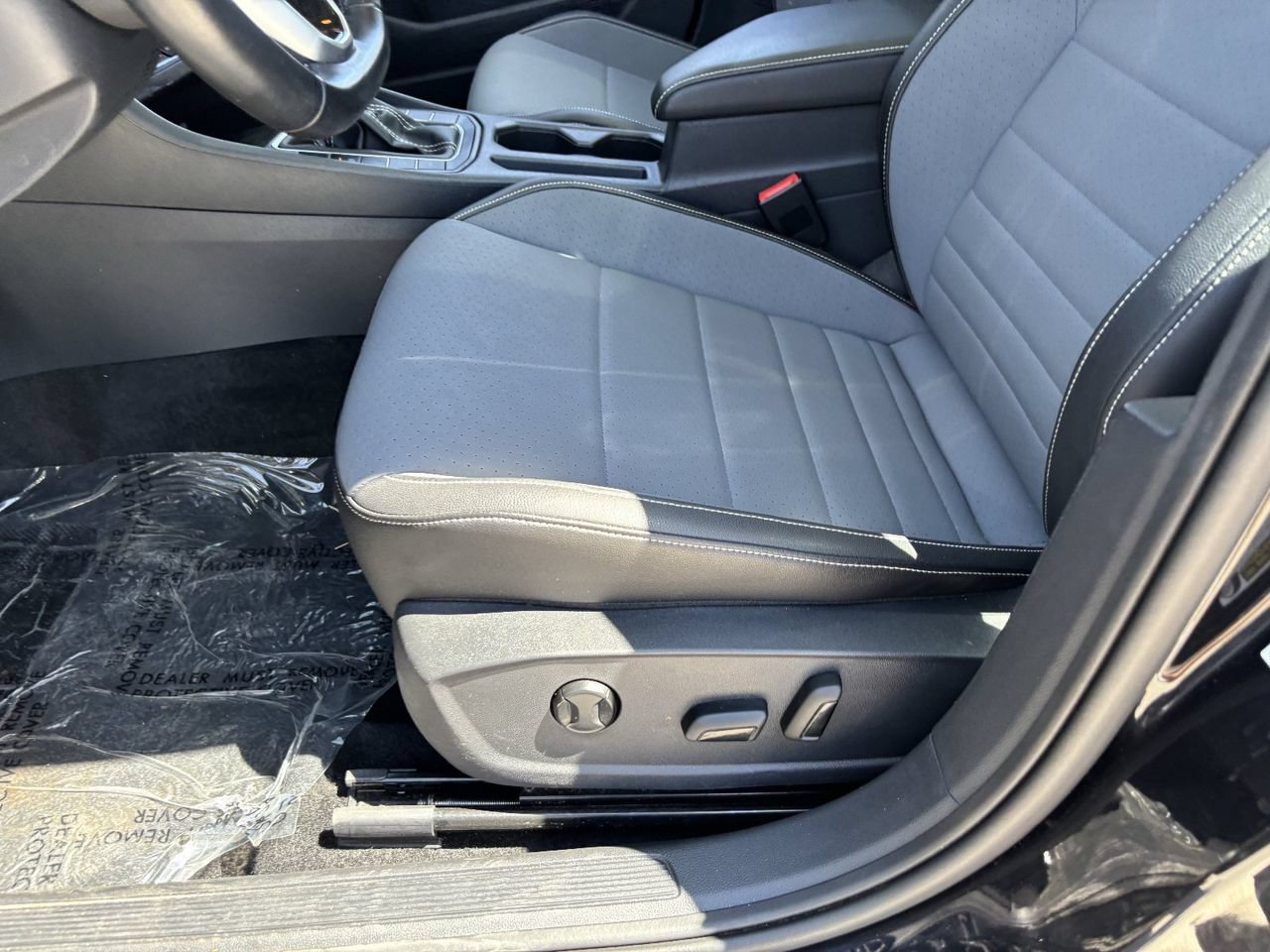 Used 2025 Volkswagen Jetta SE FWD image 18