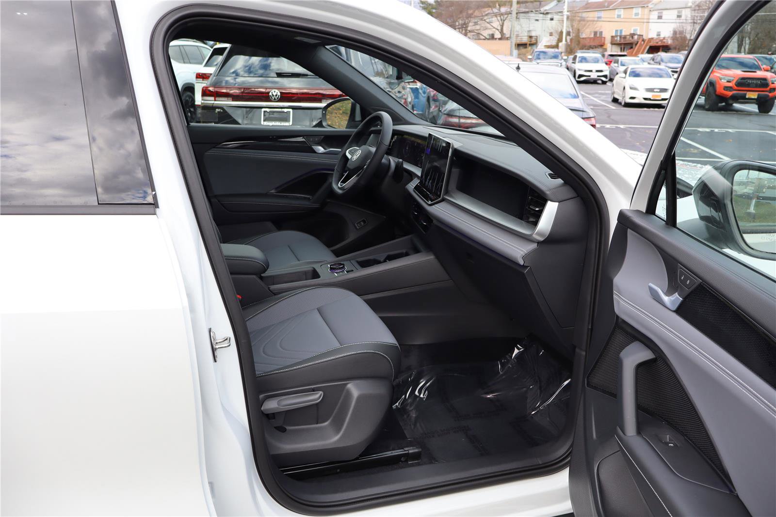 New 2026 Volkswagen Tiguan SE R-Line image 28