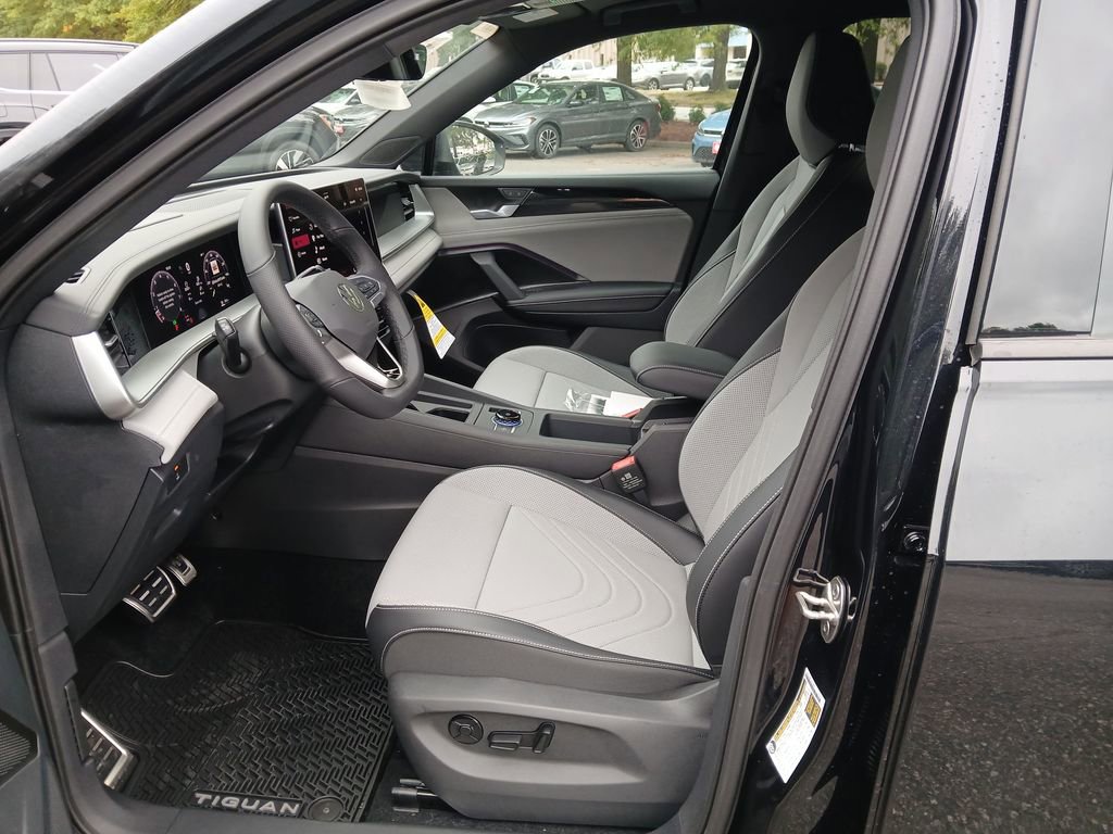 New 2026 Volkswagen Tiguan SE R-Line image 9