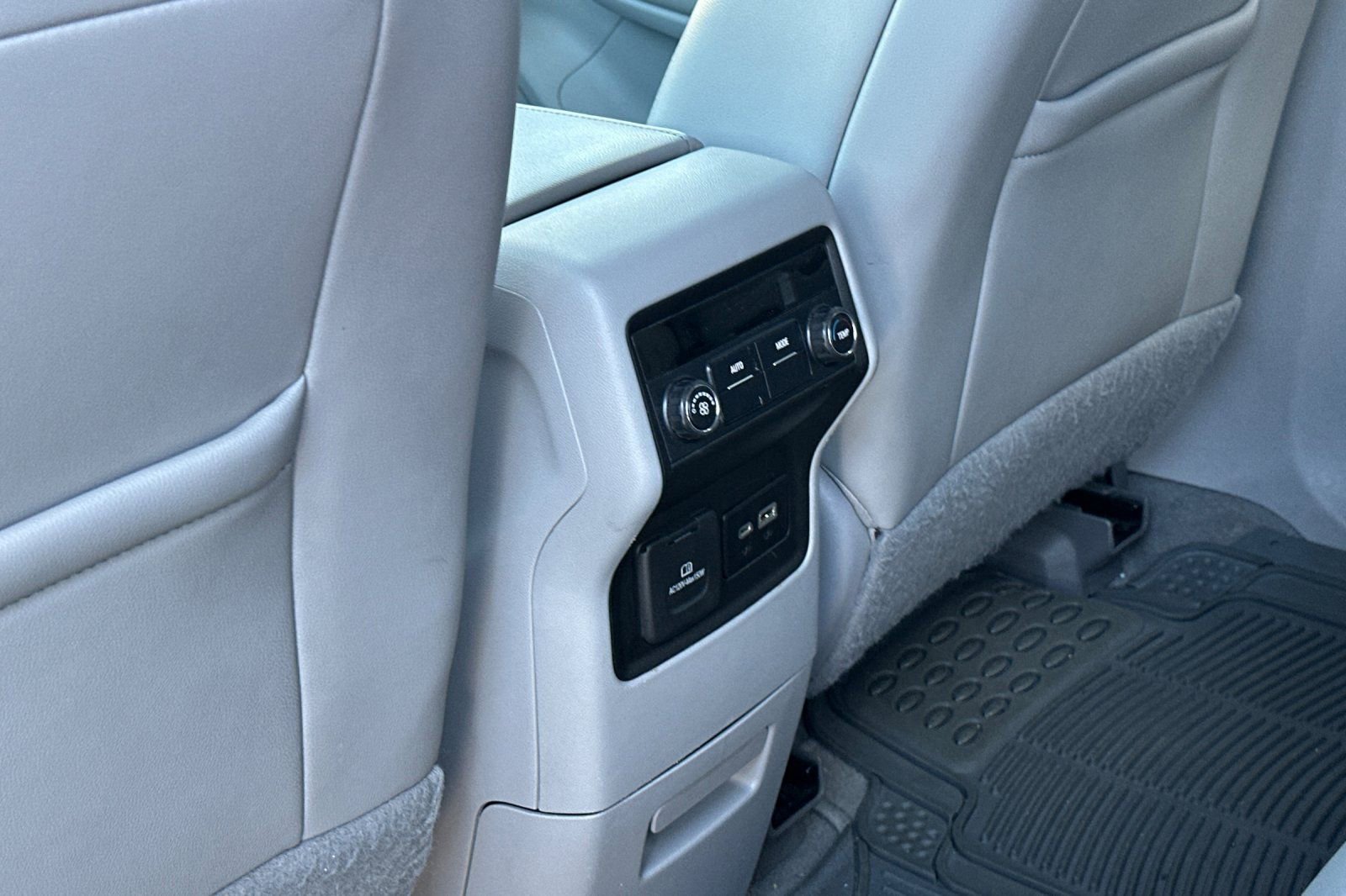 Used 2021 GMC Acadia SLT image 15