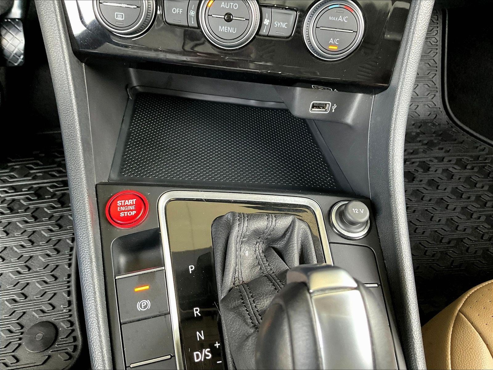 Used 2019 Volkswagen Jetta SE w/ Cold Weather Package FWD image 15