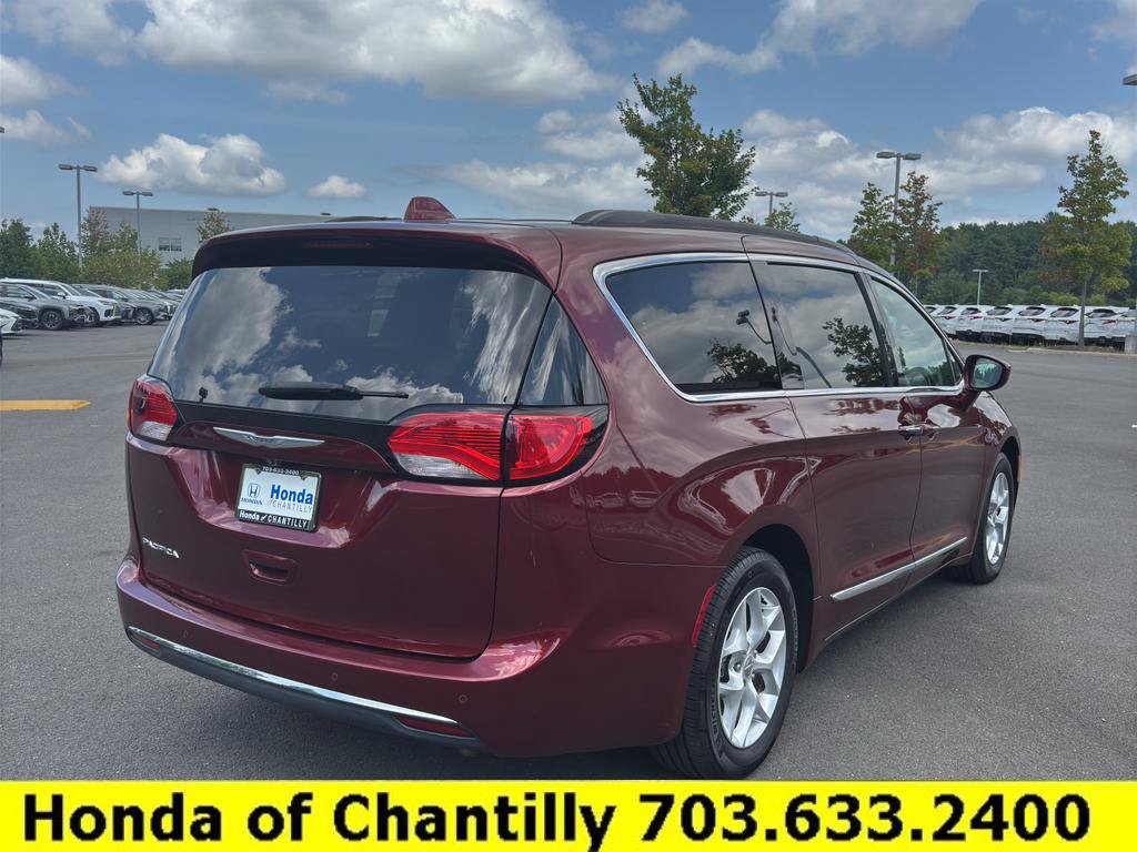 Used 2017 Chrysler Pacifica Touring-L w/ Tire & Wheel Group FWD image 7
