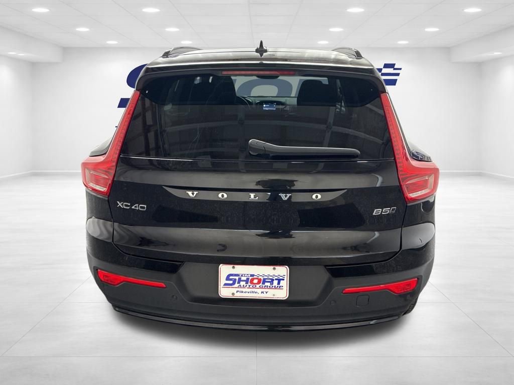 Used 2024 Volvo XC40 B5 Core image 5