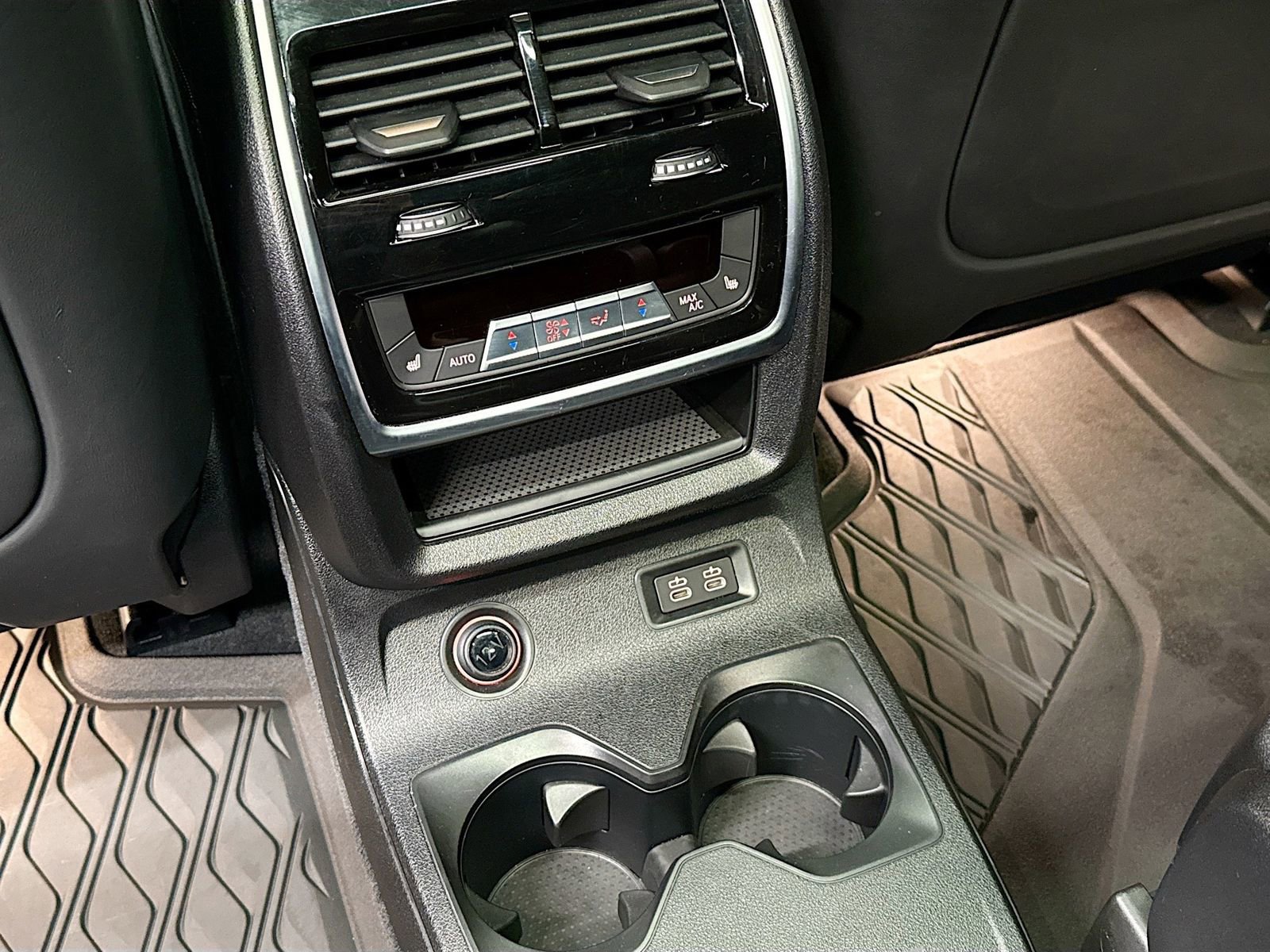 Used 2020 BMW X7 M50i w/ Dynamic Handling Package image 29